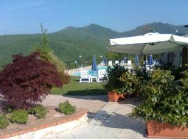 Ferienhäuschen CLAUDIO mit Pool in Tignale, hotel i Olzano