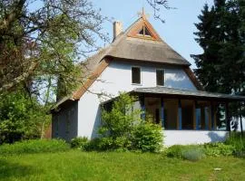 Gepflegtes Reetdachhaus auf großem Grundstück mit Badewanne und Terrasse