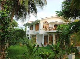 Viesnīca "GreenHeart" Eco Villa - Inspire the Nature with Fresh Air- Specious Top Floor with Balcony views' pilsētā Maharagama