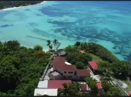 Cliff Syde Lodge 2Br whole top floor, balcony and seaviews