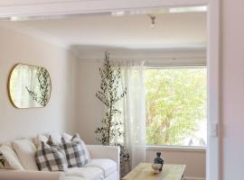 Pet Friendly Family Home in Bluff Point, cheap hotel in Geraldton