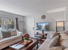 Tranquil 2BR Apt Mpls - 8073 Apt 1، فندق مع موقف سيارات في Spring Lake Park