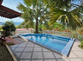 Sunset Hill - Emerald Pool Villa, ваканционна къща в Ulu Melaka