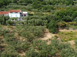 House among olive trees with a sea view 3, soodne hotell sihtkohas Ankaran