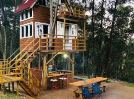 Casa na árvore perto da praia, hotel v destinaci Imaruí