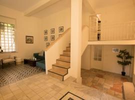 Historic 4-Bedroom Gem with Private Garden, Steps from Old City & Mamila Complex, Ferienwohnung in Jerusalem
