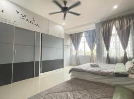 Art Homestay 4 Bedrooms House by Mr Homestay, kotedžas mieste Teluk Intanas