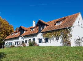 Einzigartiger Vierkanthof, hotel in Loipersdorf bei Fürstenfeld