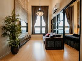 Stylish Loft Duplex Sunway Grid by Our Stay, huoneisto kohteessa Kampong Pendas