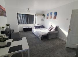 Seaside 2 bed flat sleeps 6, hotel di Lee-on-the-Solent