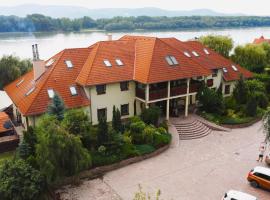 Camelot Club Hotel, hotel in Vác