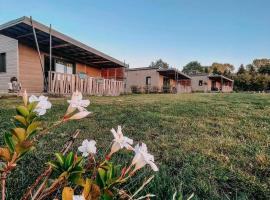 Auvergne chalets Sancy, hotel sa Bagnols