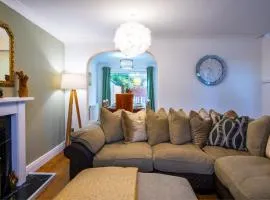 Beautiful House in South Cambridge, 14-Min Drive to the City Centre, Free Parking, No Sofabeds, Sleeps 6