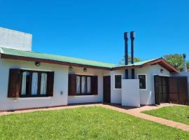 Casa con pileta La Serena, hótel í Villa Gesell