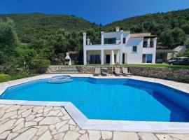 Villa Galini near Ipsos with Private Pool, hotel in Pyrgi