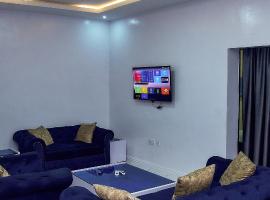 JKA 2-Bedroom Luxury Apartments، فندق مع موقف سيارات في لاغوس