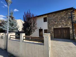 Casa con Vistas hacia la Montaña en Angoustrine, viešbutis su vietomis automobiliams mieste Angoustrine