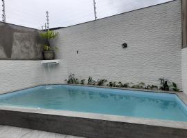 Casa de praia com piscina, sumarhús í Itanhaém