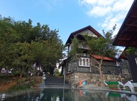 Pet friendly private pool villa near bangalore, sumarbústaður í Sūlagiri