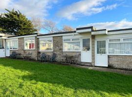 2 Bedroom Chalet SB109, Sandown Bay, Isle of Wight, apartmen di Brading