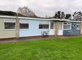 2 Bedroom Chalet SB57, Sandown, Isle of Wight, hotel in Brading