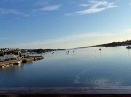 Menai View, an apartment with amazing sea views: Y Felinheli şehrinde bir kulübe