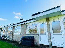 2 Bedroom Chalet SB177 Sandown Isle of Wight, hotel with parking in Brading