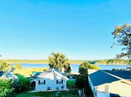 Beaver Lake Studio - King size bed and lake view, rumah percutian di Rogers