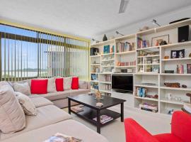 Family friendly apartment with a stunning view, apartament a Ballina