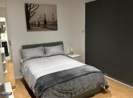 Self-contained en-suite room very close to Wembley stadium, khách sạn ở London