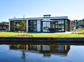 Modern holiday home on the water in a holiday park near the Loosdrechtse Plassen, hotel with parking in Nieuw-Loosdrecht