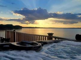 Lake Front Lake House Paradise!, hotel en Pittsburg