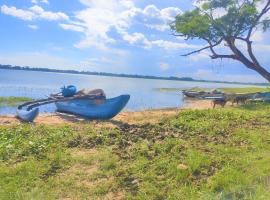 Sri Shahrukh Lake Resort: Tissamaharama şehrinde bir pansiyon