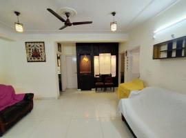 Sharma's Exquisite 2 BHK HomeStay in City of Taj, apartment sa Agra
