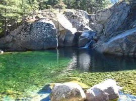A 2 minutes rivière 25 minutes Ajaccio plages linge et PARKING inclus