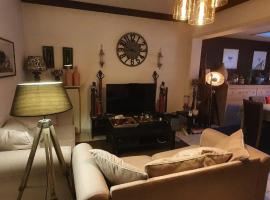 COSY HOUSE 6BEDROOMS GARDEN, Hotel in Mortsel