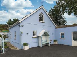 Cwtch Forge Cottage, hotel with parking in Laugharne