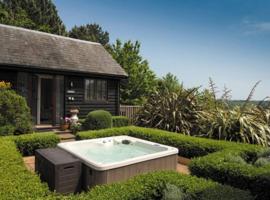 Blackthorn is a luxurious, rural retreat for two., hotell med parkeringsplass i Icklesham