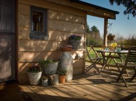 Cedarwood, an intimate and romantic cabin for two., chalet in Icklesham