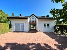 Kleine weisse Doppelhaush&auml;lfte