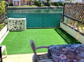 Appartement rue de l'amarrage à PORT GRIMAUD avec Terrasse vue canaux et garage、グリモーのアパートメント