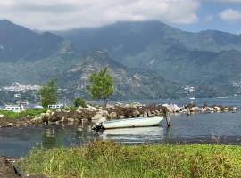 Sweet little cottage at Lake La Laguna, villa in San Pedro La Laguna