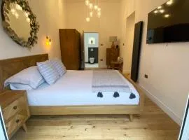 Dave & Kelz Deluxe king size studio room