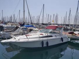 Barco acogedor en el puerto del másnou, båt i Masnou