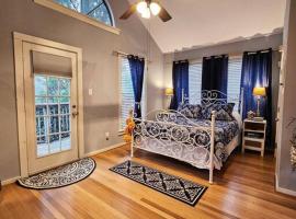 Charming Two Story Country Style Loft with Balcony, hotell i Houston