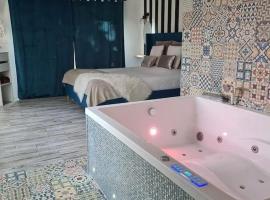 L’Appar(T) du Grand Bois - Jacuzzi -, hotel dengan parking di Soucelles