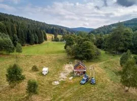 Drewniany domek pod masywem Śnieżnika dojazd otwarty