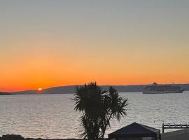 Luxurious Seaside Apartment, hotel in Bangor