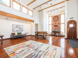 Seaside Art Gallery Loft Inspire Your Creativity with Breathtaking Views!, h&ocirc;tel acceptant les animaux domestiques &agrave; Half Moon Bay