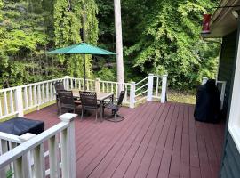 *NEW* Green Cedar Lodge, Nature Lovers Dream!, lavprishotell i Oak Ridge
